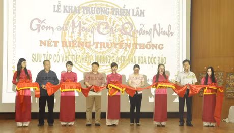 Các đại biểu cắt băng khai mạc triển lãm.