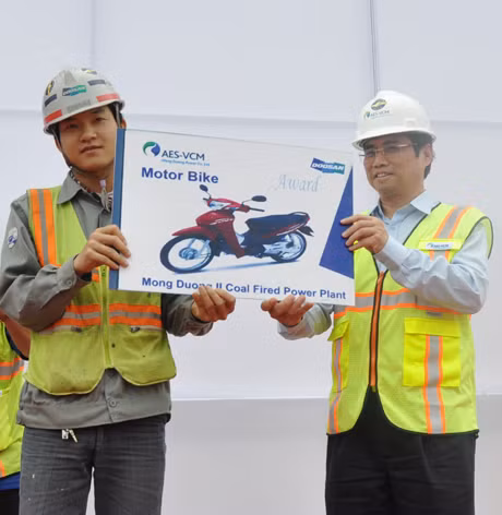 Đồng chí Bí thư Tỉnh ủy Phạm Minh Chính trao tặng
