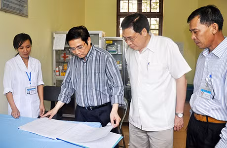 Đồng chí Bí thư Tỉnh uỷ Phạm Minh Chính (thứ hai, trái sang) kiểm tra tại Trạm Y tế xã Cẩm Hải.