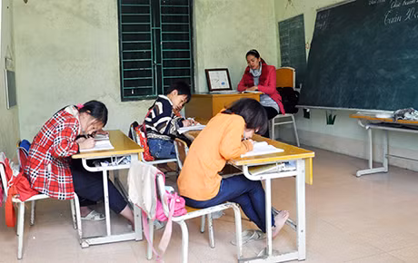Lớp học ở điểm trường Phai Lầu (Trường Tiểu học Đồng Văn, huyện Bình Liêu) chỉ có 6 học sinh, nhưng vẫn phải bố trí 1 giáo viên đứng lớp.