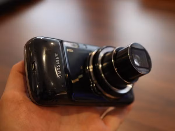 Galaxy S5 Zoom có thông số kĩ thuật vượt trội hẳn so với người tiền nhiệm. Máy sẽ chạy Android 4.4.2 ngay tại thời điểm ra mắt.