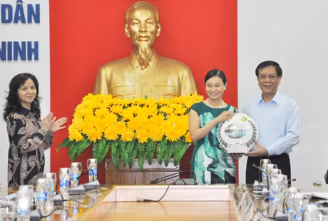 Lanh đạo tỉnh Quảng ninh tặng quà lưu niệm cho đoàn công tác ty Thương vụ QUảng Tây 
