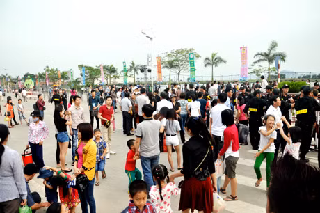 Mới 17h00', nhưng người dân và du khách đã đổ về khu vực biểu diễn Carnaval.