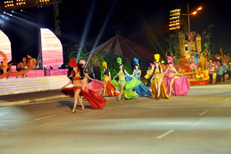 Người mẫu, vũ công tham gia Carnaval Hạ Long.