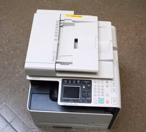 Máy có màn hình LCD cùng nút bấm đơn giản.