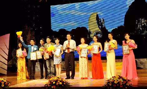 trao giải nhất cho thí sinh Thang Tử Quyên
