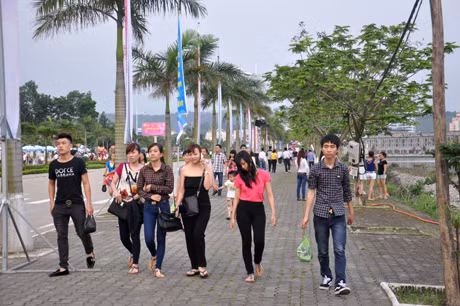 Người dân và du khách đến xem Carnaval ngày một đông.