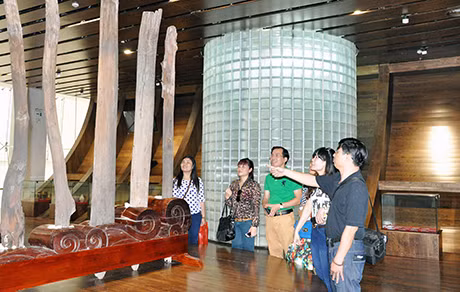 Các doanh nghiệp lữ hành khảo sát tại Bảo tàng Quảng Ninh