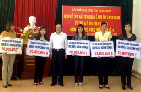 Lãnh đạo LĐLĐ tỉnh trao vốn vay từ Quỹ trợ vốn CNLĐ nghèo cho CNLĐ nghèo huyện Vân Đồn.