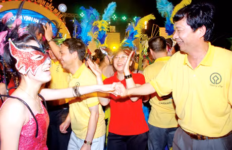 Phạm Mạnh Hùng và Đỗ Phương, không hẹn mà gặp, khi đều “chộp được” khoảnh khắc hân hoan của cả người dân với các cán bộ lãnh đạo tỉnh nhà trong Lễ hội…