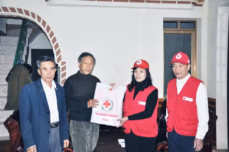 Hội CTĐ tỉnh thăm, trao quà cho gia đình NNCĐDC/dioxin Nguyễn Văn Minh (thôn 4, xã Hiệp Hoà, TX Quảng Yên).