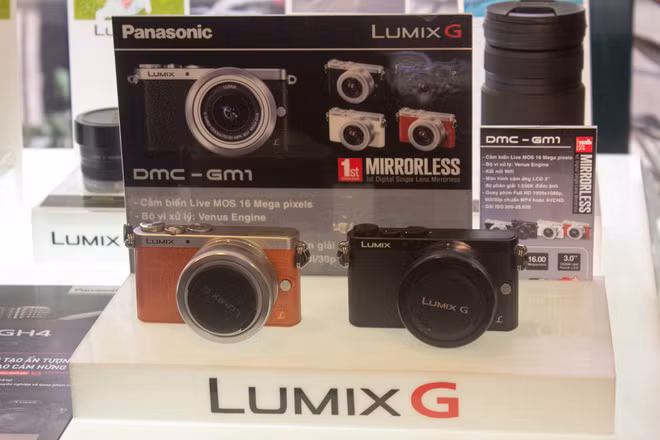 Máy ảnh được Panasonic tập trung vào dòng mirrorless như Lumix GM1 siêu nhỏ gọn, GX7, GF6... cùng một loạt ống kính.