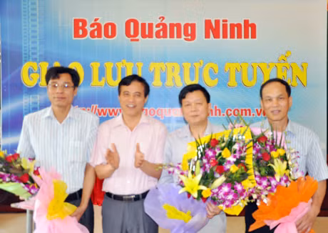 Đồng chí Nguyễn Tiến Mạnh, Tổng Biên tập Báo Quảng Ninh tặng hoa các đại biểu tham gia giao lưu trực tuyến.