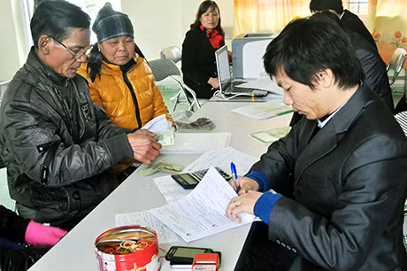 Cán bộ Ngân hàng CSXH huyện Hải Hà giải quyết thủ tục vay vốn cho người dân.