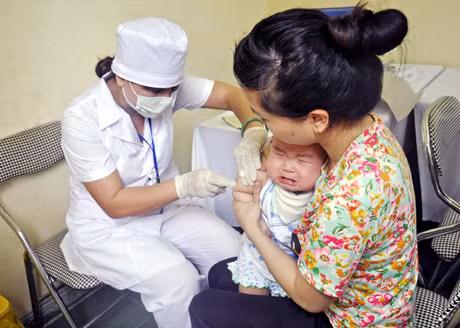 Tiêm vắc xin phòng bệnh sởi cho trẻ tại Trạm Y tế phường Hồng Hải (TP Hạ Long).
