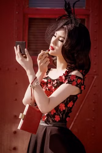 Từ sau khi đăng quang ngôi vị Hoa hậu, Trâm Bùi nhận được nhiều lời mời tham gia các sự kiện giải trí, làm MC nhưng người đẹp vẫn gắn bó với vai trò bác sĩ.