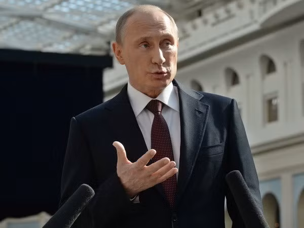  Tổng thống Nga Vladimir Putin gặp gỡ báo chí sau cuộc giao lưu trực tuyến ngày 17/4 tại thủ đô Moskva. (Nguồn: AFP/TTXVN)