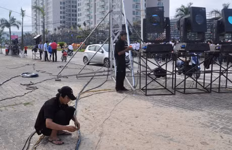 Kiểm tra dàn đèn công suất lớn.