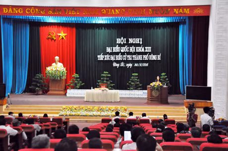 Quang cảnh buổi tiếp xúc cử tri tại TP Uông Bí.