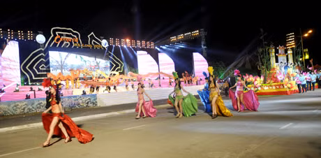 Người mẫu, vũ công tham gia Carnaval Hạ Long.