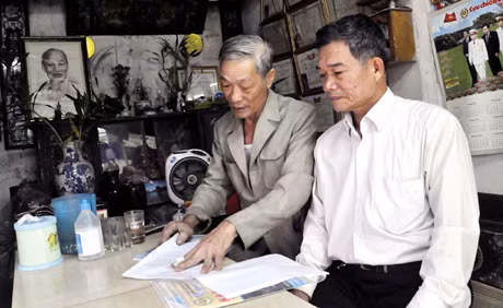 CCB Nguyễn Huy Định (thôn 9, xã Hiệp Hoà, TX Quảng Yên) hàng ngày vẫn dò theo danh sách để tiếp tục tìm kiếm phần mộ các đồng đội.