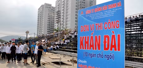 Khán đài 10 nghìn chỗ.