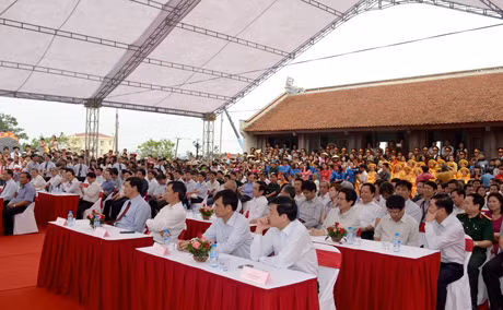 Các đại biểu và đông đảo nhân dân tham dự Lễ khởi công Dự án đưa điện lưới ra các xã đảo 