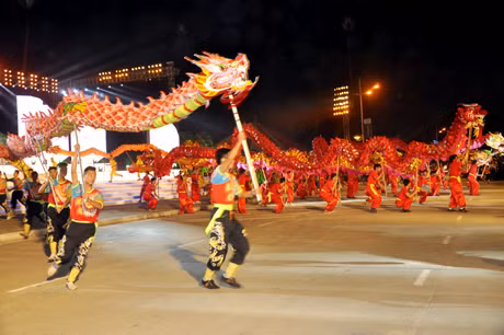 Sôi động những màn múa rồng rực rỡ màu sắc.
