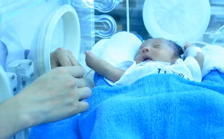 Bé Trí Dũng đang được chăm sóc đặc biệt.