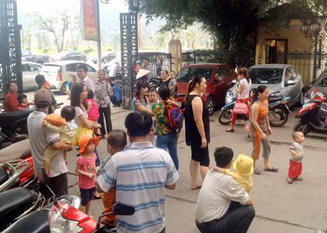 Các bậc phụ huynh chờ ngoài sân.