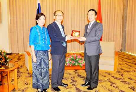Đồng chí Nguyễn Văn Thành, Phó Chủ tịch UBND tỉnh tặng quà lưu niệm cho đoàn công tác tỉnh