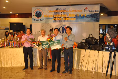 Ông Nguyễn Tiến Mạnh, Tổng Biên tập Báo Quảng Ninh và ông Nguyễn Hữu Thủy, Chủ tịch Hội Golf Quảng Ninh trao 30 triệu đồng cho 50 triệu đồng cho Trung tâm Bảo trợ người tàn tật và trẻ mồ côi Quảng Ninh; 100 triệu đồng cho xã Phú Hải huyện Hải Hà để xây dựng cụm phát thanh trong chương trình xây dựng nông thôn mới. 