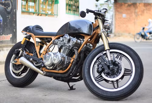 CB750 độc đáo giữa Sài Gòn. Ảnh: Tự Thanh Đa.