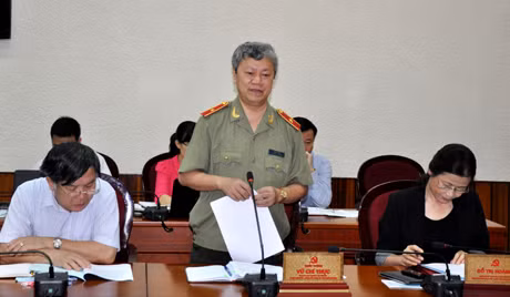 Đồng Vũ Chí Thực, Giám đốc Công an tỉnh trình bày dự thảo nghị quyết tại hội nghị.