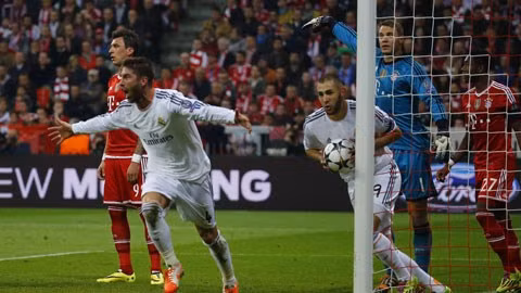 Ramos (4) lập một cú đúp để góp phần giúp Real tiến vào chung kết
