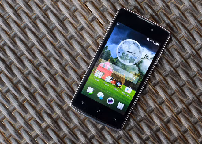 Thị trường smartphone tầm thấp phân khúc trên dưới 3 triệu đồng ở Việt Nam thời gian gần đây đang sôi động đặc biệt, khi hầu như tuần nào cũng có model mới xuất hiện. Sau Nokia X, bộ đôi Samsung Galaxy Trend cũng như mới đây là Sony Xperia E1 và Lenovo A526, tới lượt Oppo tung ra mẫu Android 4 inch mới mang tên Joy với giá 2,99 triệu đồng.