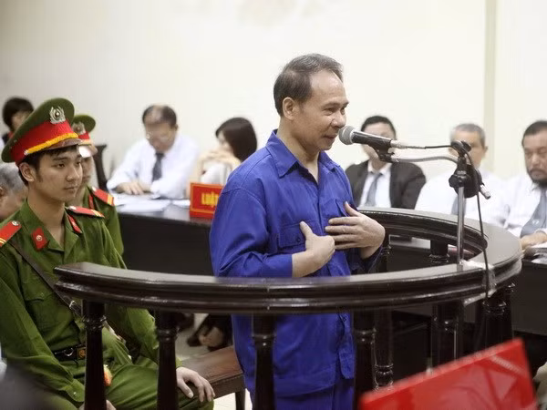 Bị cáo Mai Văn Phúc trả lời câu hỏi thẩm vấn của Hội đồng xét xử ngày 28/4. (Ảnh: Doãn Tấn/TTXVN)