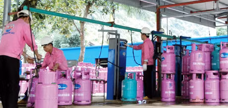 Sang chiết gas tại Công ty TNHH Gas Xuân Nghiêm (TP Cẩm Phả).