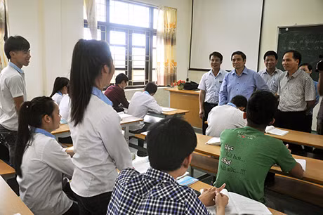 Đồng chí Phạm Minh Chính, Ủy viên T.Ư Đảng, Bí thư tỉnh ủy trò chuyện với học sinh Trường THPT Quảng Hà (Hải Hà)