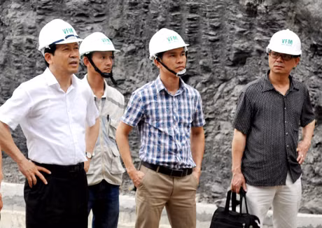 Đồng chí Nguyễn Văn Thành, Phó Chủ tịch UBND tỉnh kiểm tra việc sạt lở đất đá trong thi công Dự án Nhà máy xay lúa mì VFM-Wilmar.
