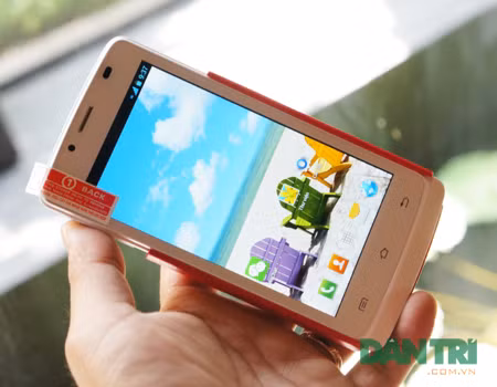 Mặt trước là màn hình 4,5 inch.