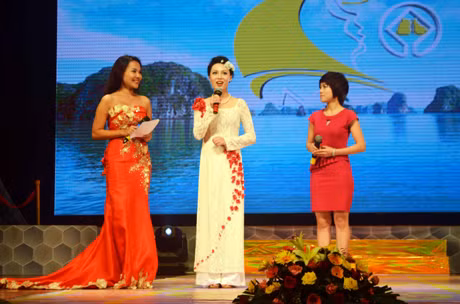 Phần giao lưu với thí sinh Thang Tử Quyên, Đài PTND Quảng Tây, Trung Quốc- thí sinh đạt giải Nhất trong cuộc thi Người dẫn chương trình hay nhất về Hạ Long năm 2014