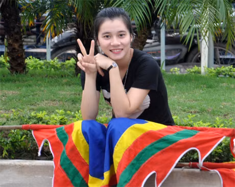 Cô bé này rất vui vì được tham gia biểu diễn tại Carnaval.
