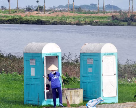 Nhà vệ sinh công cộng khu vực khán đài đã lắp đặt xong.