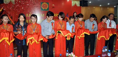Các đại biểu cắt băng khai trương văn phòng.