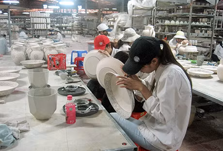 Công nhân Công ty TNHH Quang Vinh (huyện Đông Triều) đang chế tác sản phẩm.