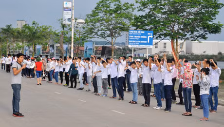 Khối học sinh THPT luyện tập.