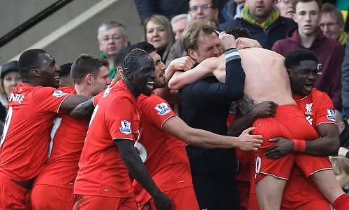 Lallana (cởi áo) nhảy lên ôm HLV Klopp khi ghi bàn quyết định ở phút bù giờ thứ năm. Ảnh: Reuters.