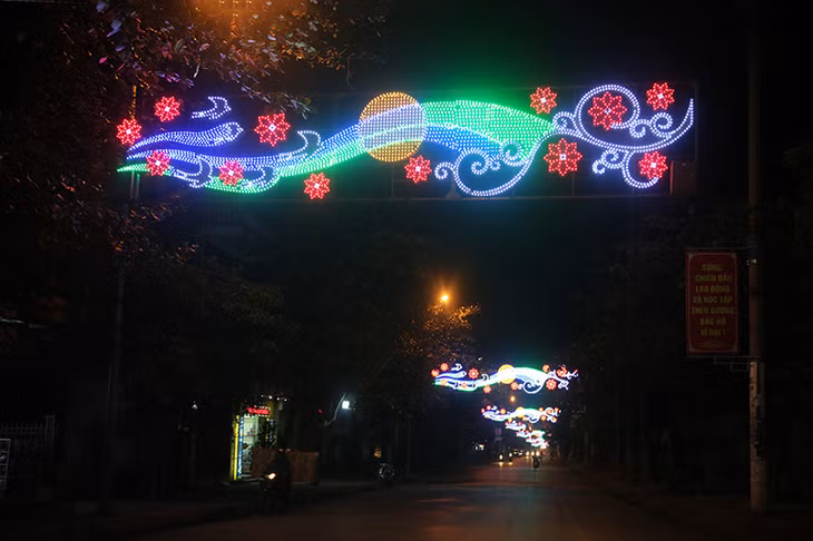 Đường Thanh Niên lung linh án đèn màu.
