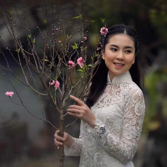 Bức ảnh Mai Ngọc khoe sắc bên đào phai.